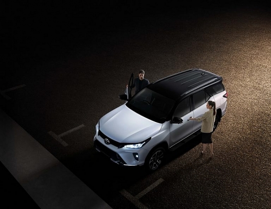 Video: "Ông Vua" phân khúc SUV 7 chỗ Fortuner 2021 vừa ra mắt có gì đặc biệt?