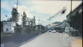 Khoảnh khắc nổ xe bồn ở Trung Quốc khiến ô tô bắn tung lên trời