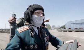Cụ ông 95 tuổi lái xe tăng hiện đại nhất của Nga