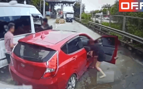 Bị chèn ép, cô gái cầm guốc đòi "ăn thua đủ" với tài xế xe khách