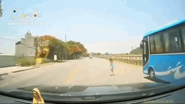 tai xe xu ly xuat than tranh be gai chay sang duong