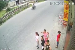Video: Cố vượt đường ngang lúc tàu hoả lao tới và cái kết đắng