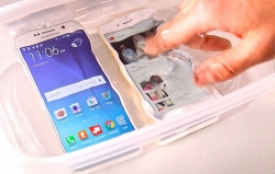 Samsung bị kiện vì quảng cáo điện thoại chống nước