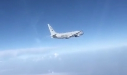 Video: "Sát thủ săn ngầm" Mỹ bị Su-27 Nga "cưỡng chế"