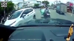 Video: Nữ "ninja" đốn ngã 2 người đi xe máy rồi lạnh lùng bỏ đi