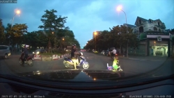 Video: Bé trai 4 tuổi lái xe đồ chơi tạt đầu ô tô khiến tài xế dựng tóc gáy