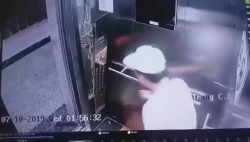 Video: Phẫn nộ người đàn ông vô cớ đạp thang máy ở TP. HCM