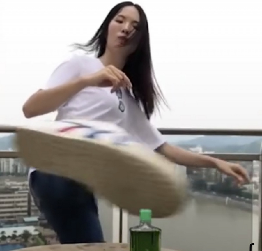 video co gai xinh dep da bay nap dau gio trong thu thach bottle cap challenge