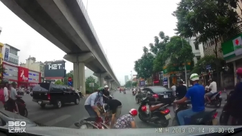 video suyt bi xe buyt can chet vi re xe may khong quan sat