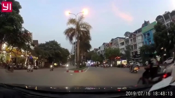 video 3 me con ruot duoi nhau khien ca tuyen duong nao loan