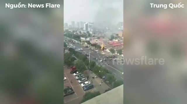 Video: Rò rỉ khí gas, nhà hàng nổ tung như bom