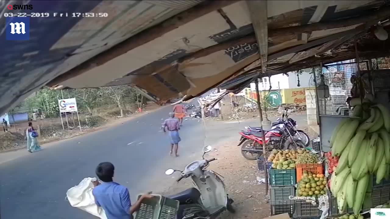 Video: Hai xe máy nát vụn sau cú đâm tốc độ cao