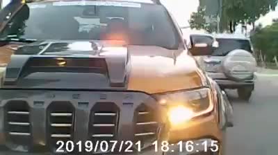 Video: Bán tải đi ngược chiều tỏ ra "hổ báo" bị công an Bình Dương sờ gáy