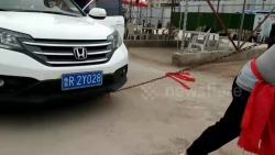 Video: Choáng cảnh võ sư Trung Quốc dùng 1 tai kéo hai ô tô chở đầy người