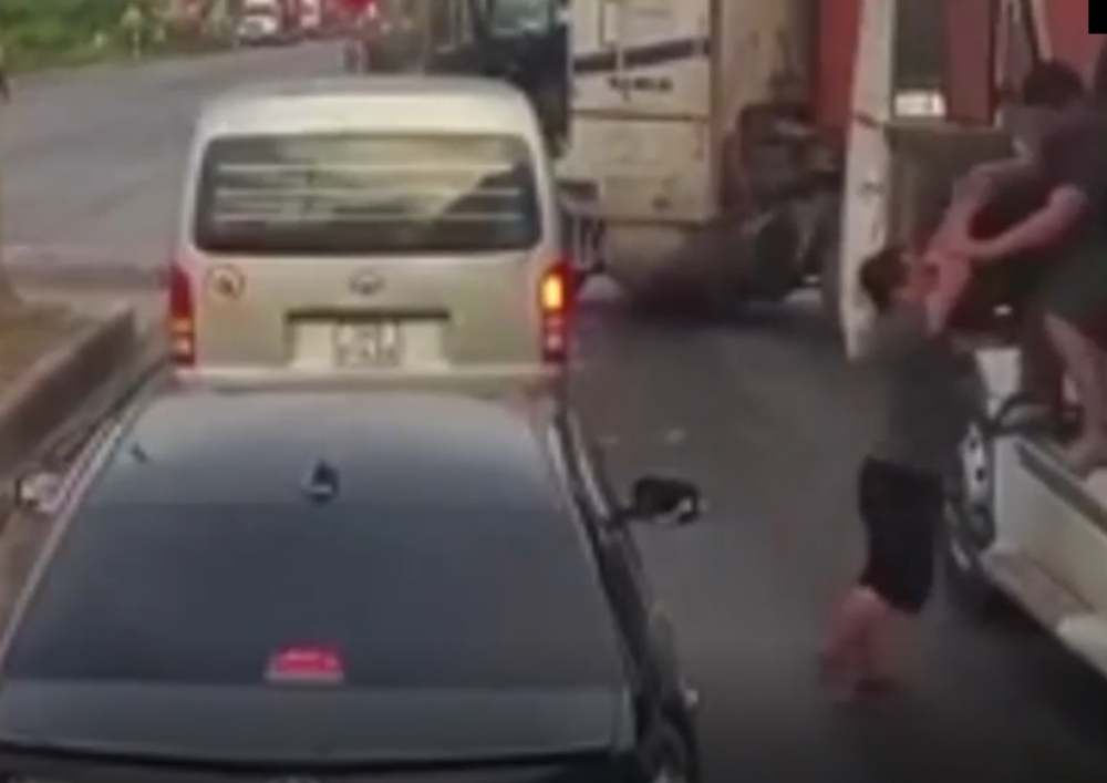 va cham giao thong luc sang som 2 tai xe container cam gay choang nhau nhu phim
