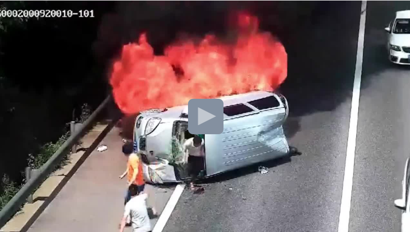 Clip: Ô tô bốc cháy sau tai nạn, tài xế đập cửa cùng khách thoát ra ngoài