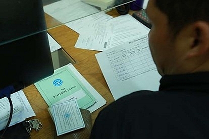 nhieu doi tuong mua ban so bao hiem cua nguoi lao dong voi gia re de truc loi