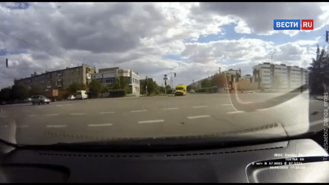 xe cuu thuong vuot giao lo bi o to dam vang lat nghieng khien 4 nguoi nhap vien