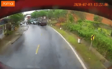 Clip xe cứu hộ lấn làn "đối đầu" ô tô tải, 2 tài xế trọng thương