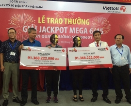 Vietlott trao thưởng hơn 91 tỉ đồng chia đều cho 2 người phụ nữ ở Long An và TP. HCM