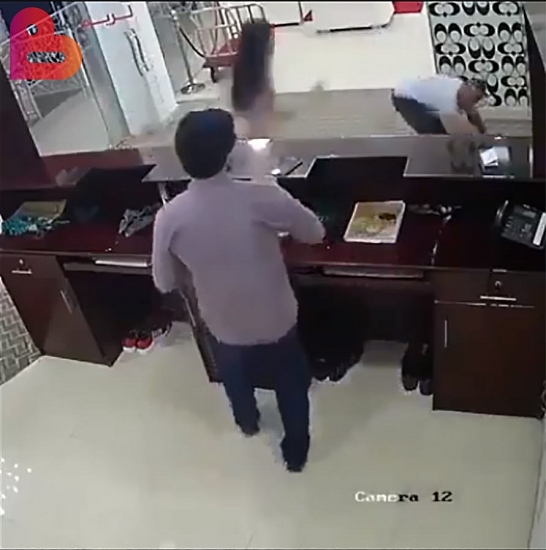 clip nguoi dan ong cao lon bi co gai danh nga vi dam gio tro sam so