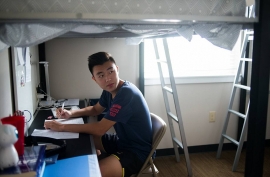 my truc xuat sinh vien hoc online den luot bang california kien chinh quyen ong trump