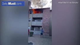 clip thot tim nhin nguoi dan ong do be trai 3 tuoi roi tu ngoi nha boc chay