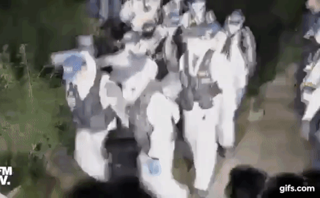 clip thi the thi truong seoul duoc canh sat khieng ra khoi thanh co