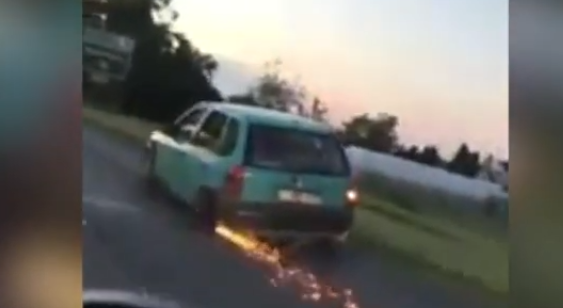 Hãi hùng ô tô mất lốp phóng toé lửa như 'ma tốc độ'