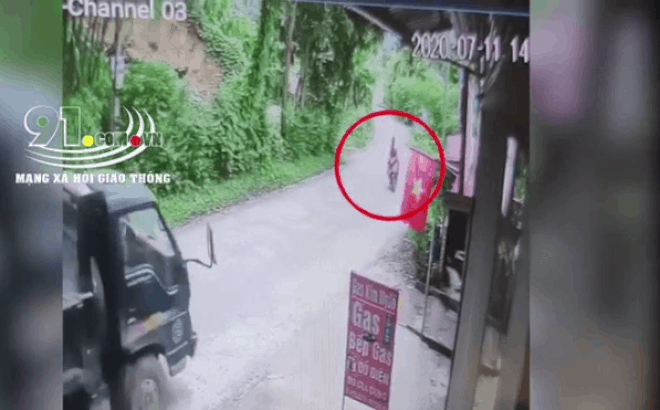 clip khoanh khac xe may phong nhanh lao vao dau xe tai 2 nguoi thuong vong