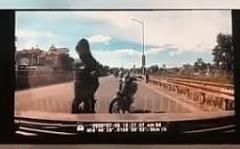 clip co ngong nghenh sau va cham tren duong thanh nien di xe may bi tai xe o to danh tui bui