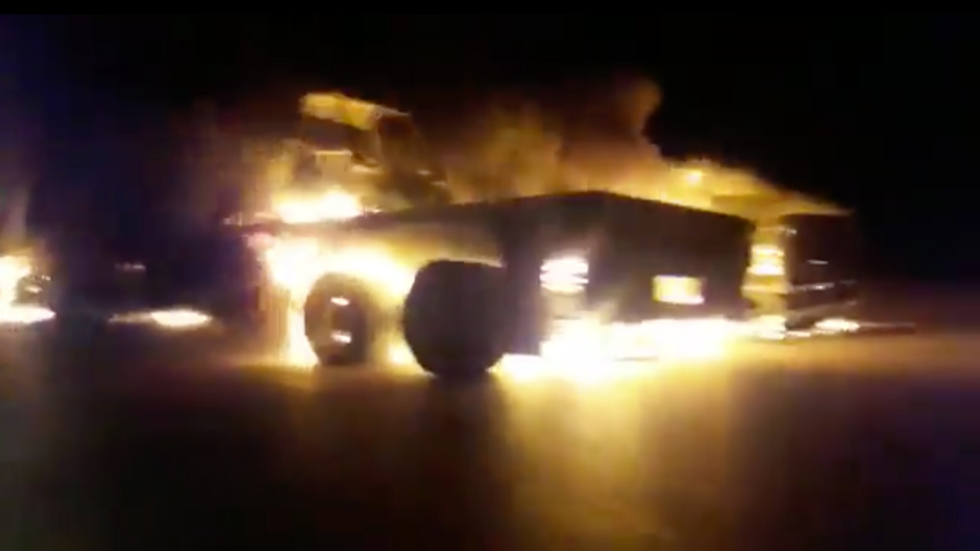 Clip: Đoàn xe hậu cần của Mỹ bị tấn công bốc cháy dữ dội giữa đường cao tốc ở Iraq