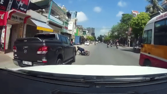 clip xe ban tai lan lan vuot au suyt can len dau nguoi di xe may roi bo chay