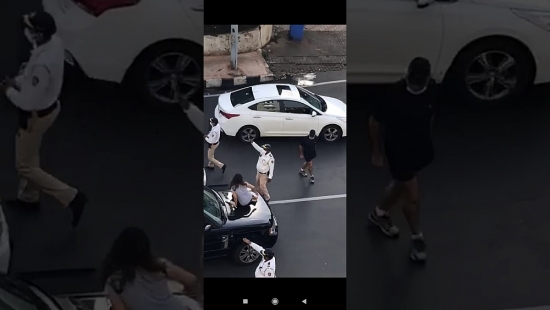 clip vo nhay len o to danh ghen dam da chong tui bui khien ca tuyen duong un tac