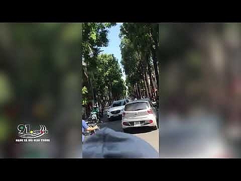 clip tai xe co dap ga bo chay hat vang cong an len nap capo giua pho ha noi