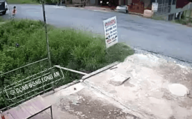 clip xot canh be gai chay vot sang duong bi xe may dam vang nam guc tai cho