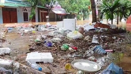 Clip: Đường phố ngập lụt, rác thải ùn lên cửa nhà sau cơn mưa lớn ở Hà Giang