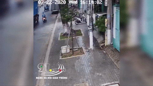 clip me deo con nho truot nga bi xe cho rac can tu vong tai cho