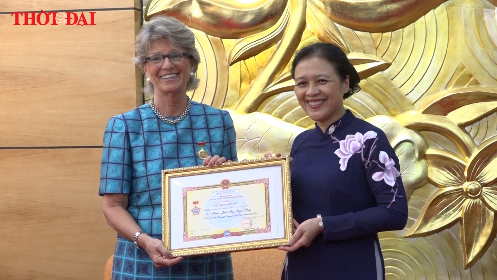 Video: Trao tặng Đại sứ Tây Ban Nha tại Việt Nam Kỷ niệm chương “Vì hoà bình, hữu nghị giữa các dân tộc”