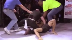 Video: "Hổ báo" trên sàn đấu, võ sĩ bị... trọng tài hạ knock-out