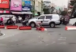 Video: Người đàn ông làm loạn, phá bùng binh giữa phố Sài Gòn