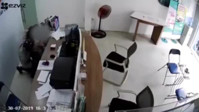 Video: Nữ nhân viên khiến tên cướp cầm dao bỏ chạy trối chết ở Sài Gòn