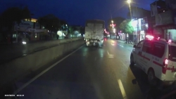 Video: Không được nhường đường, tài xế xe cứu thương vác dao dọa chém đối thủ