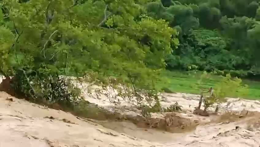 Video: Lũ quét cuồn cuộn, hàng chục người mất tích ở Thanh Hoá, Sơn La...