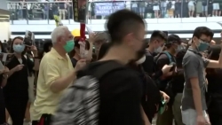 Video: Sân bay Hong Kong "thất thủ"