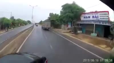 video tai xe container het sau khi dam re o to vuot au