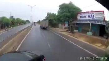 video tai xe container het sau khi dam re o to vuot au