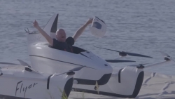 Video: Chiếc cano lao trên mặt nước, bay trên trời với vận tốc 160km/h