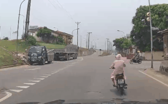 clip thot tim pha be lai xuat than cua nu ninja truoc dau xe may lao ra tu trong ngo