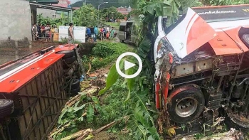 clip thot tim canh xe khach phong nhanh lao thang xuong ve duong roi lat nghieng